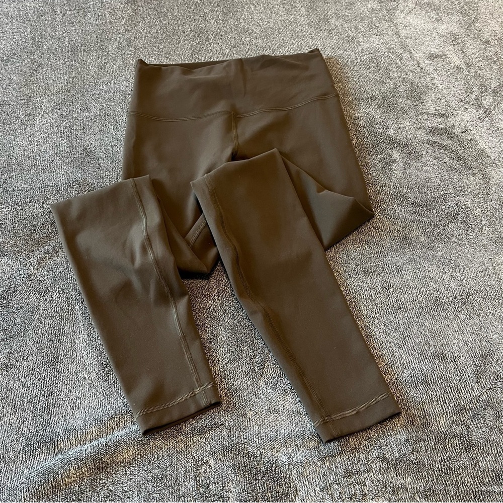 2023 Lululemon Wunder Train High-Rise Tight 28"
Dark Olive Size 6 - Picture 4 of 12